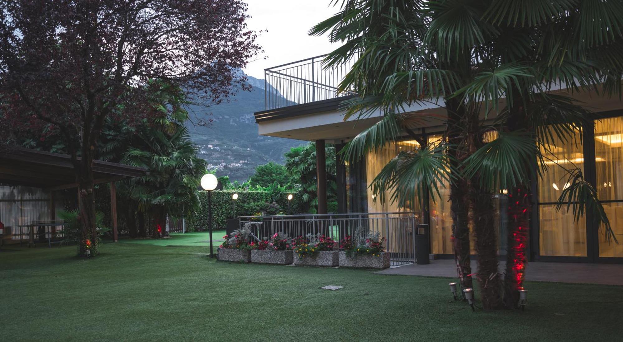 Appartamento Campagnola Mansardato Con Soppalco Riva del Garda Buitenkant foto